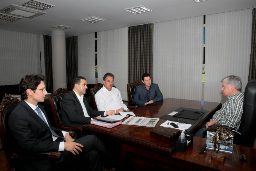 Presidente e 1º secretário da Alep, deputados Rossoni e Plauto Miró, reunidos com a diretoria dos setores envolvidos na realização do concurso público do Legislativo.
