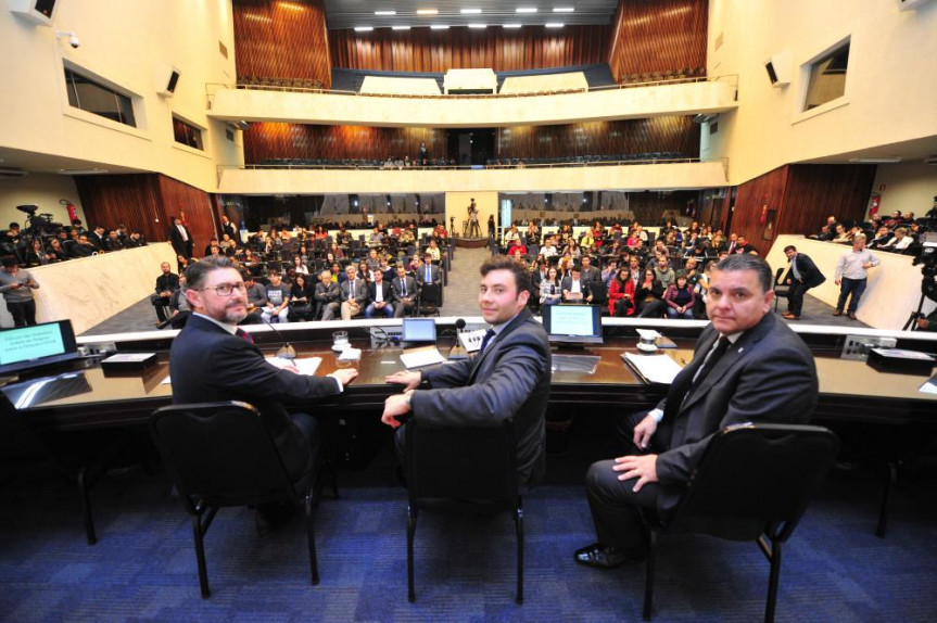 Advogado Fernando Knoerr (à esquerda), deputado Evandro Junior e desembargador Adalberto Xisto Pereira.