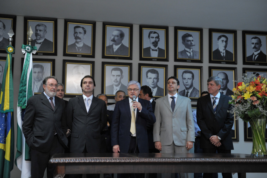 Novos deputados tomam posse na Assembleia.