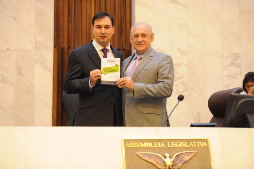 O promotor de Justiça do MP, Eduardo Cambi e o presidente da Alep, deputado Ademar Traiano.