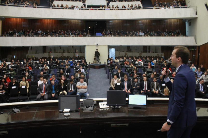Treinamento do Parlamento Universitário de 2019 lotou o Plenário da Assembleia Legislativa e já deu mostras das dimensões da edição deste ano.