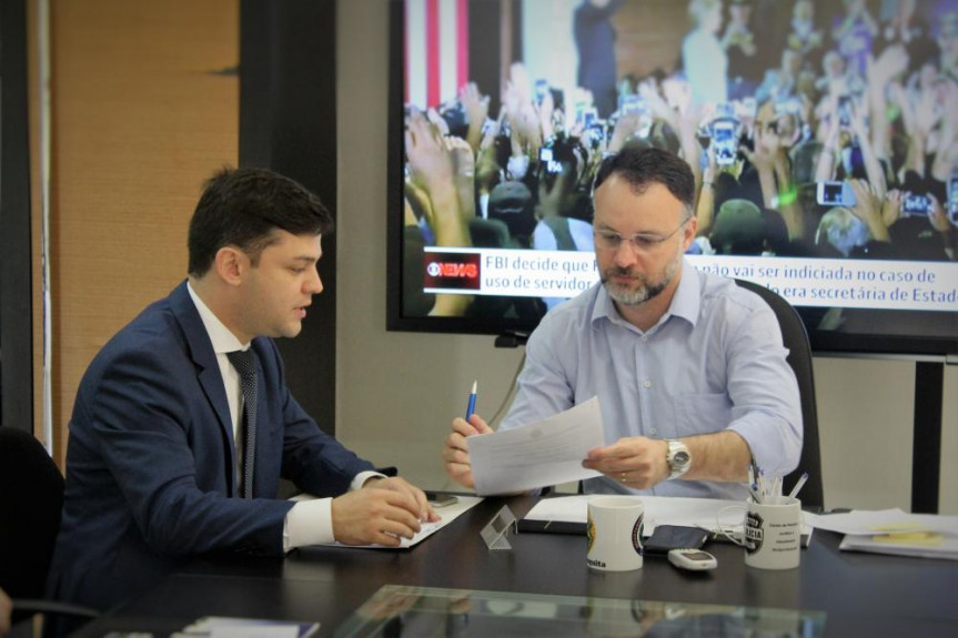 Deputado Tião Medeiros (PTB) com o secretário de Estado de Segurança Pública Wagner Mesquita.