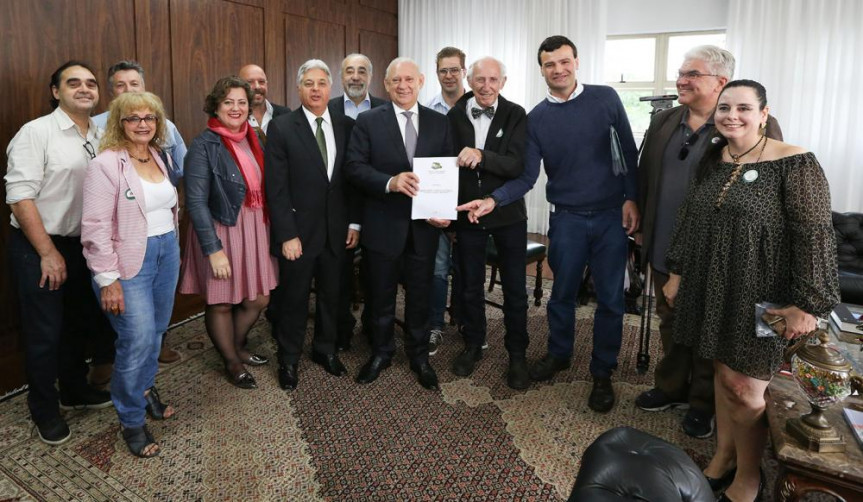 Presidente da Alep, Ademar Traiano (PSDB), em reunião com membros do Comitê Pró-Escarpa.