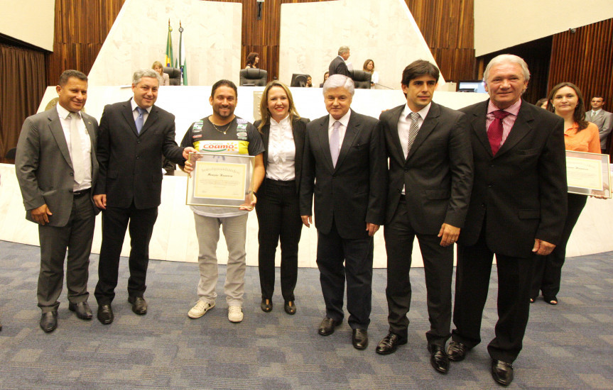 Equipe de basquete de Campo Mourão recebe menção honrosa.