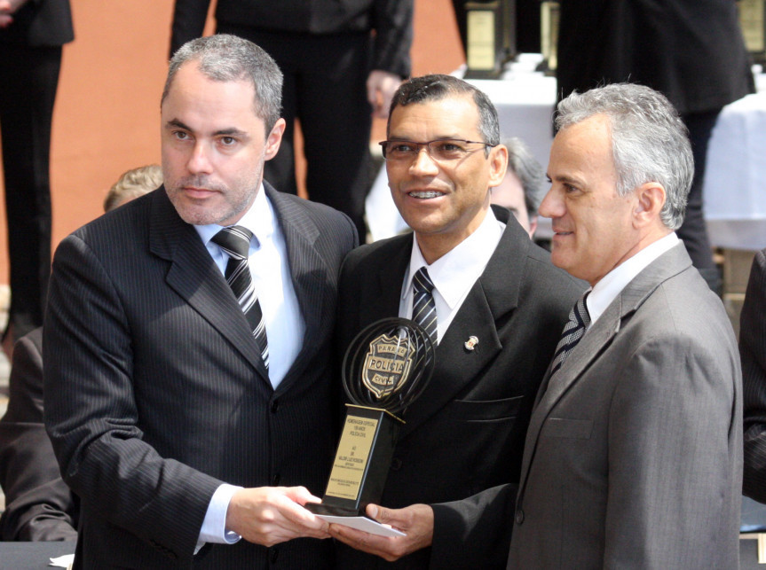 Tenente-coronel Arildo Luis Dias (ao centro) representou o presidente do Legislativo, deputado Valdir Rossoni, na homenagem.