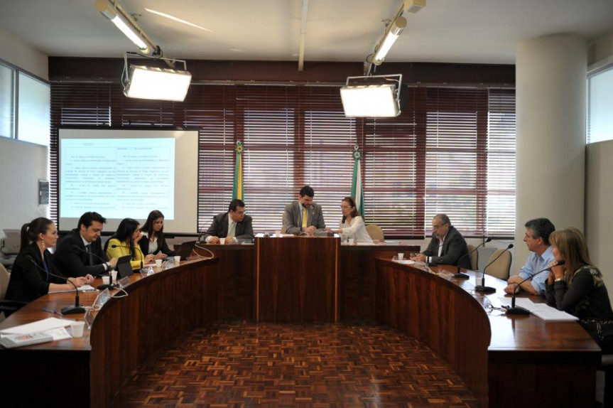 Reunião na sala das comissões nesta terça-feira (27).