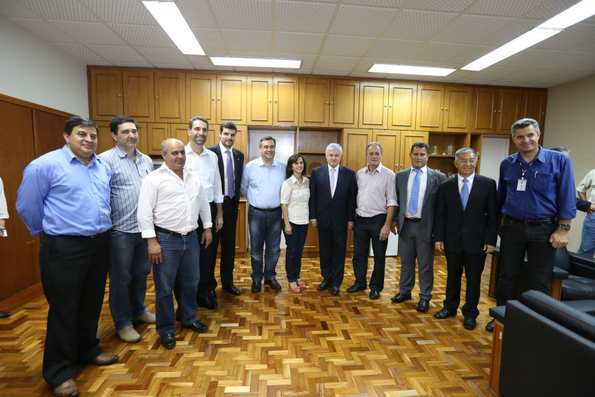 Deputados ao lado de prefeitos da Associação dos Municípios do Vale do Ivaí (Amuvi).