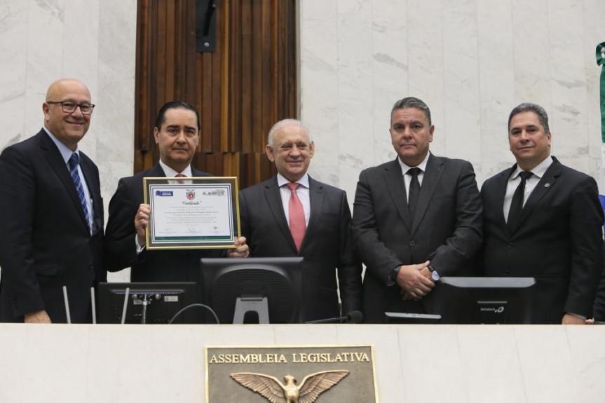 Primeiro secretário da Alep, deputado Romanelli, presidente do TRF4, desembargador Thompson Flores, presidente da Alep, deputado Traiano, presidente do TJPR, desembargador Xisto Pereira, segundo secretário da Alep, deputado Gilson de Souza. 