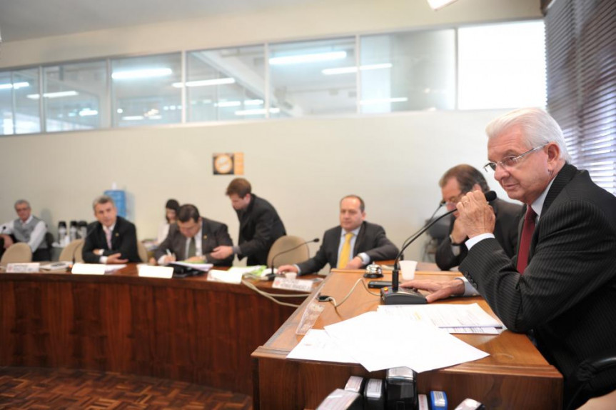 Parlamentares reunidos na última reunião ordinária da CCJ em 2013.