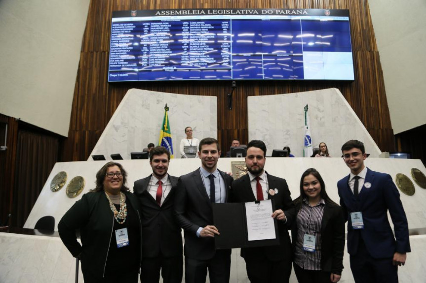 Chapa encabeçada pelo acadêmico Leon Castellano venceu a eleição da Mesa Executiva do Parlamento Universitário.