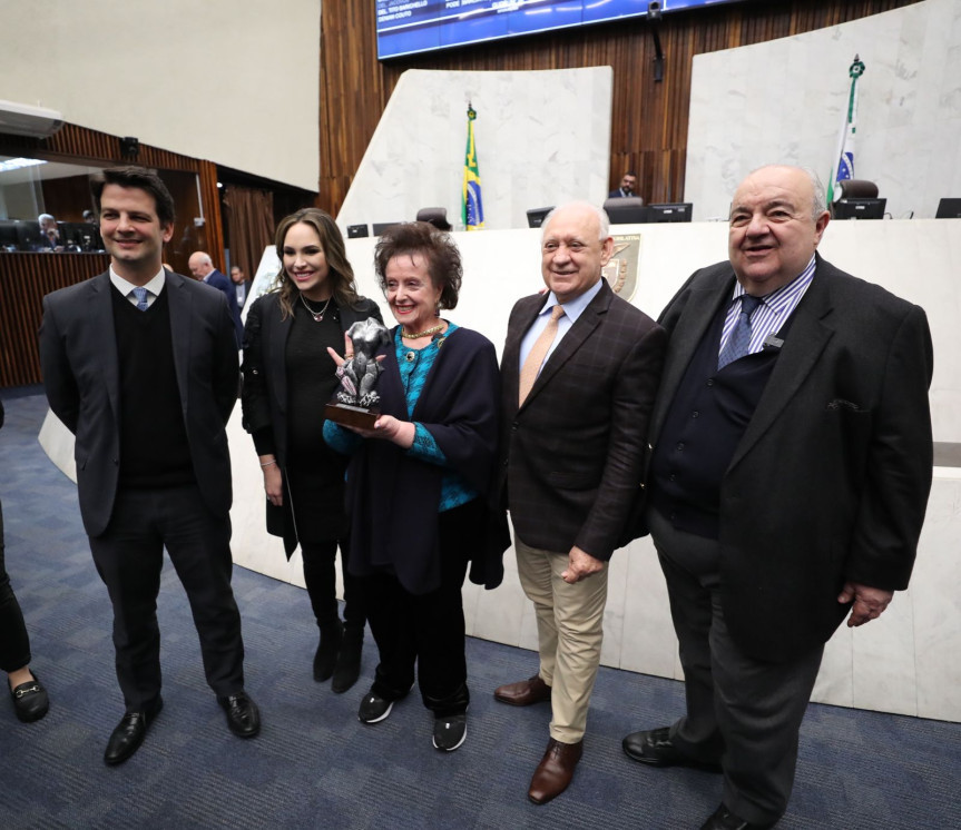 O prêmio Rosy de Macedo Pinheiro Lima foi entregue na sessão de terça-feira (20) pela Bancada Feminina da Assembleia.