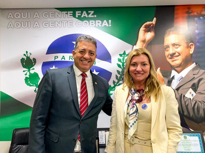 O deputado Cobra Repórter (PSD) ao lado da diretora-superintendente do HU de Londrina, Vivian Feijó.