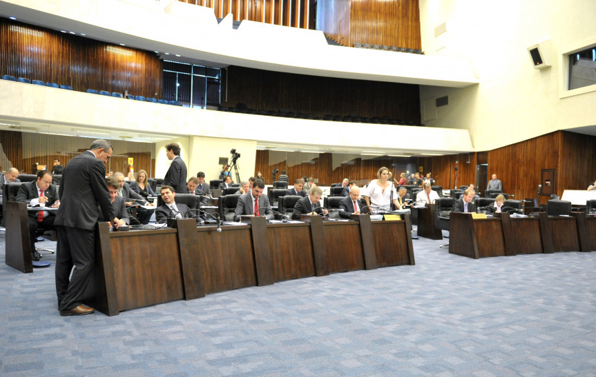 Deputados durante os trabalhos de Plenário.