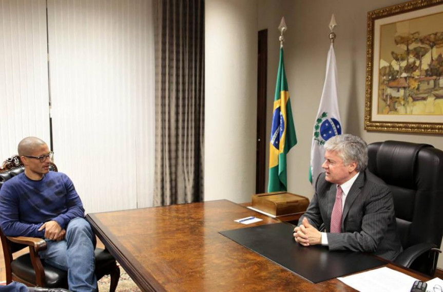 Jogador Alex do Coritiba faz visita à Assembleia e é recebido pelo presidente de Alep, deputado Rossoni.