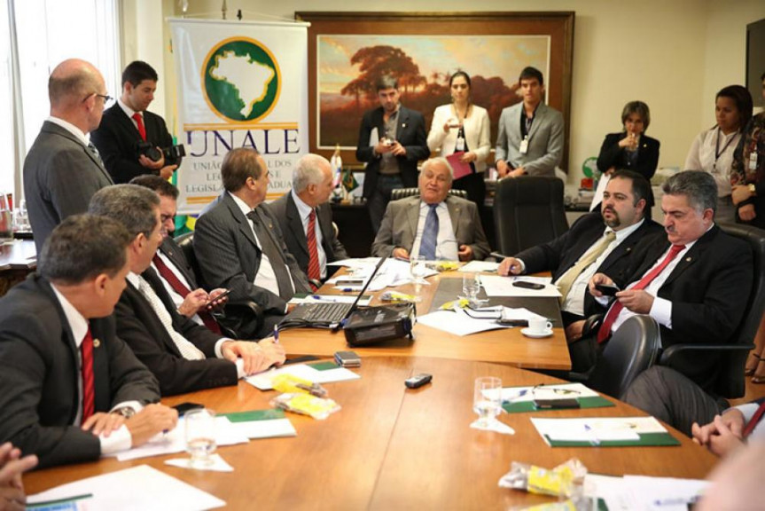 Deputado Artagão Júnior em reunião da Unale.