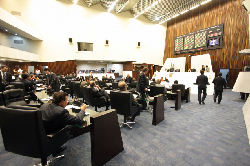 Deputados durante os trabalhos de Plenário.