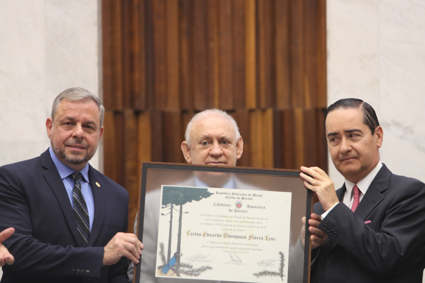 Desembargador Carlos Eduardo Thompson Flores recebe o título de Cidadão Honorário do Paraná.