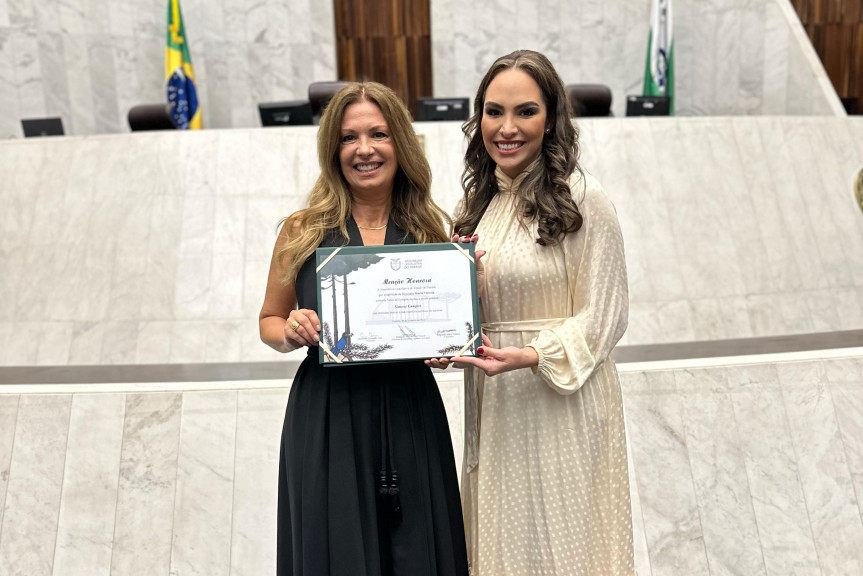 A deputada estadual Maria Victoria (PP) entregou nesta sexta-feira (23) uma homenagem da Assembleia Legislativa à artista plástica curitibana Simone Campos.