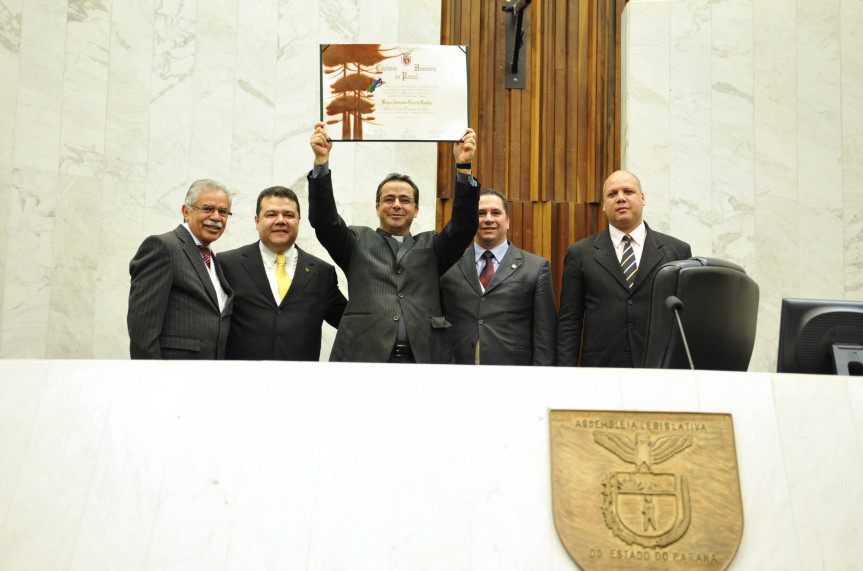 Bispo Sinvaldo Corrêa Coelho recebe título de Cidadão Honorário do Paraná.
