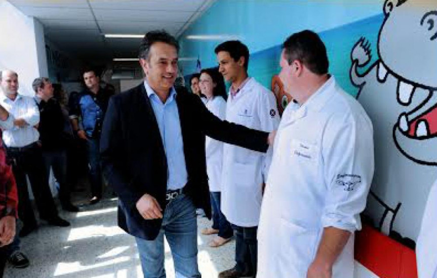Deputado Plauto Miró (DEM) em visita ao então Hospital Universitário Regional dos Campos Gerais.