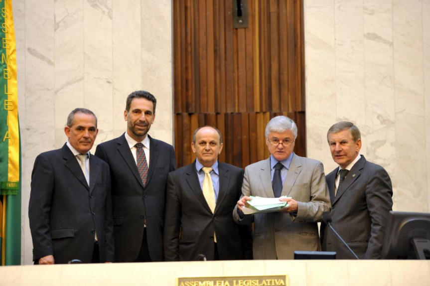 Presidente do Legislativo, deputado Valdir Rossoni (PSDB), recebe substitutivo geral da Comissão de Orçamento.