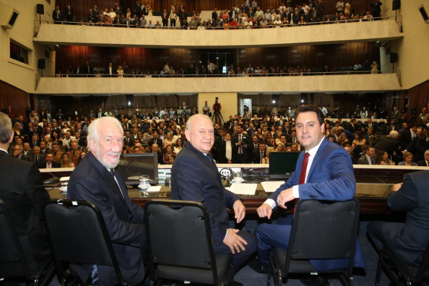 Deputados participam da solenidade de posse do governador Carlos Massa Ratinho Junior, no plenário da Alep.