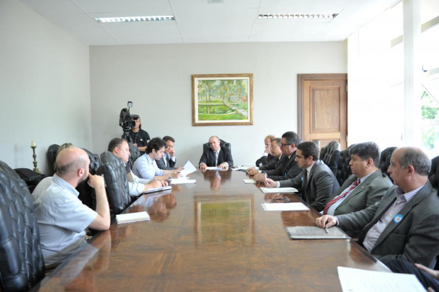 Parlamentares membros da Comissão de Obras Públicas reunidos nesta segunda-feira (21).