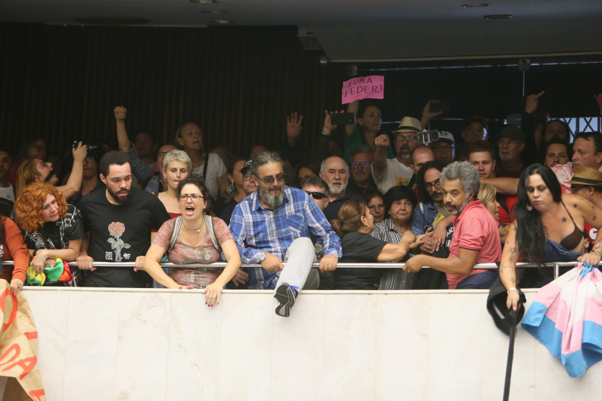 Após arrombar grade, servidores em greve invadem a Assembleia, quebram portas e grades, ocupam galerias, invadem o plenário e impedem votação de projetos da ordem do dia.