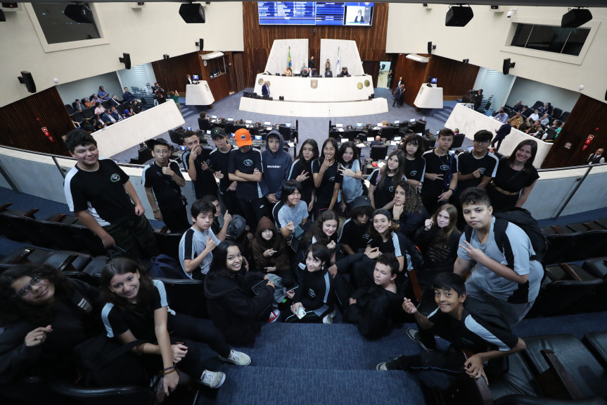 Durante a visita, os estudantes conferiram de perto as votações que acontecem na sessão plenária.