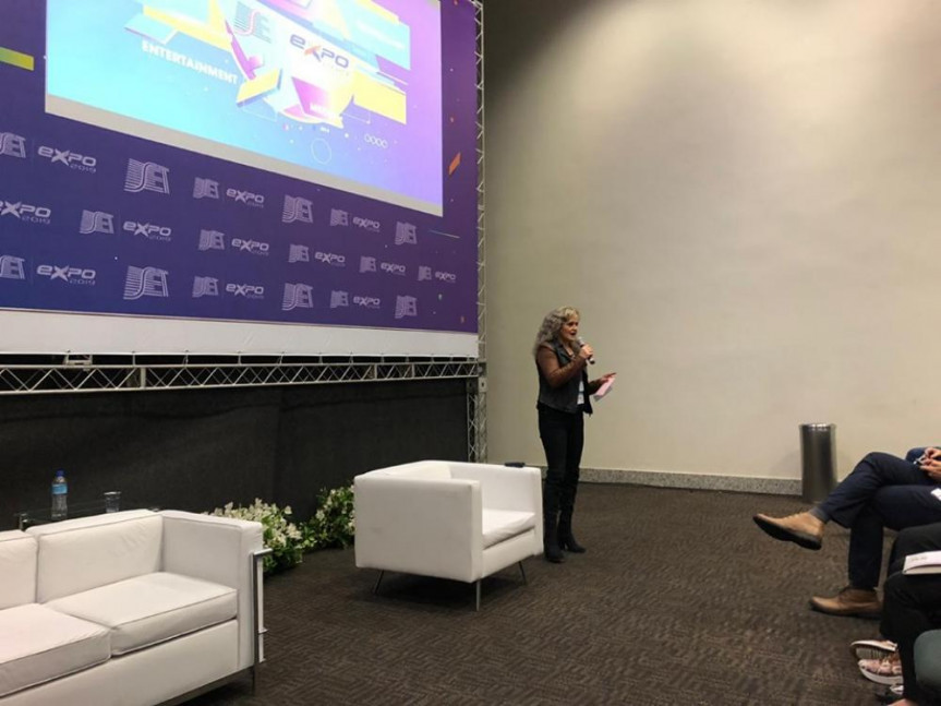 A diretora de Comunicação da Alep, Kátia Chagas, durante apresentação no III Seminário de Tecnologia de Rádio e TV digital organizado pela Associação Brasileira de Televisões e Rádios Legislativas.