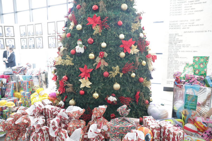 Dia D da Campanha de Natal da Assembleia tem grande volume de doações, solidariedade e música