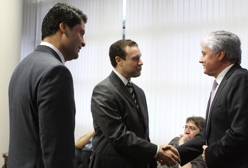 Desembargador Néfi Cordeiro cumprimenta presidente Valdir Rossoni e agradece apoio do Legislativo à sua indicação para o cargo de ministro do STJ.