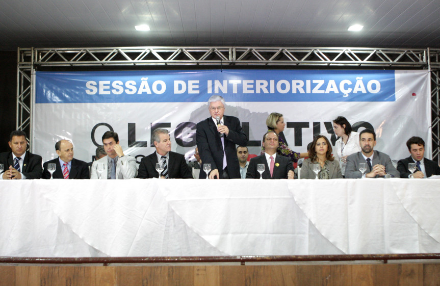 Presidente do Legislativo, deputado Valdir Rossoni (PSDB), abre sessão de interiorização em Maringá.
