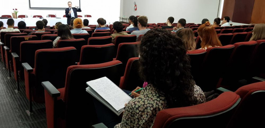 Diretor Legislativo da Alep, Dylliardi Alessi, durante treinamento dos inscritos da UEL no Parlamento Universitário 2019.