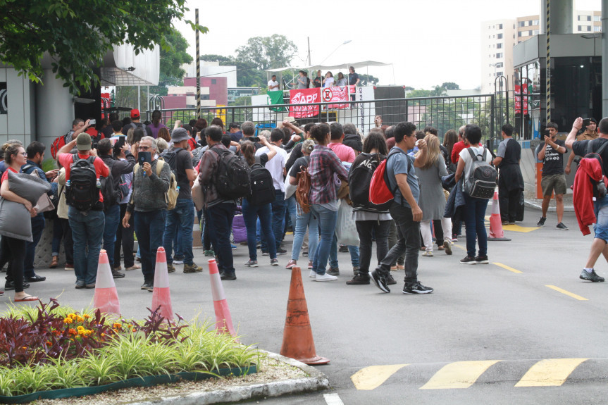 Servidores em greve desocupam Assembleia Legislativa.