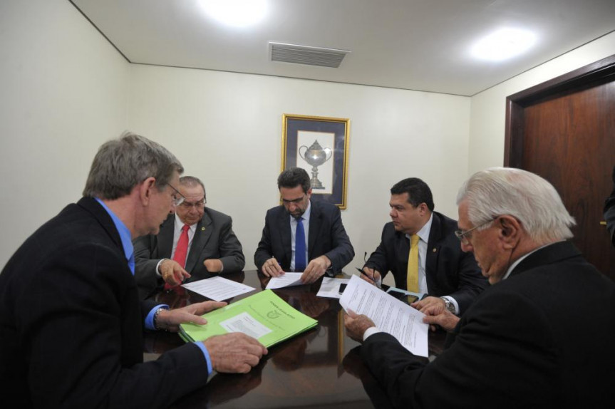 Da direita para a esquerda, deputados Waldyr Pugliesi (PMDB), Pastor Edson Praczyk (PRB), Enio Verri (PT), Jonas Guimarães (PMDB) e Elio Rusch (DEM).