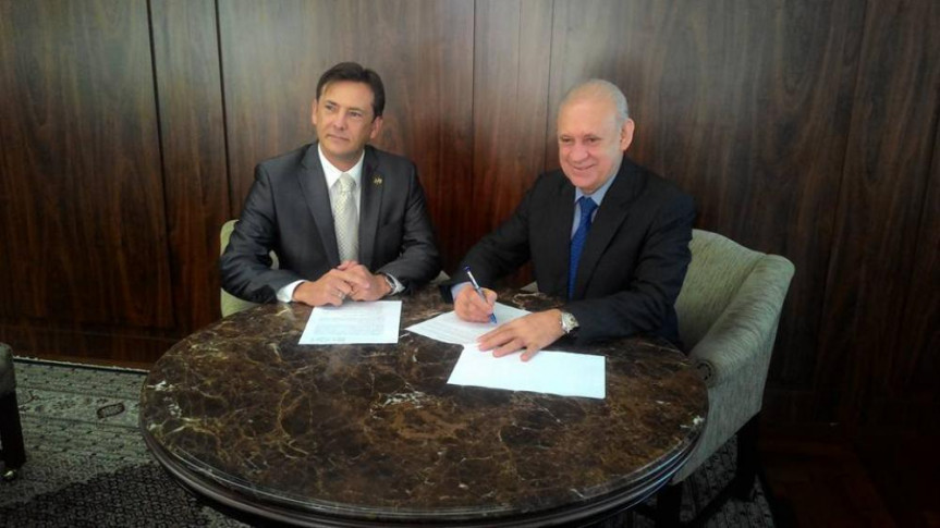 Presidente da FESP, Carlos Eduardo Guimarães e o presidente da Alep, Ademar Traiano.