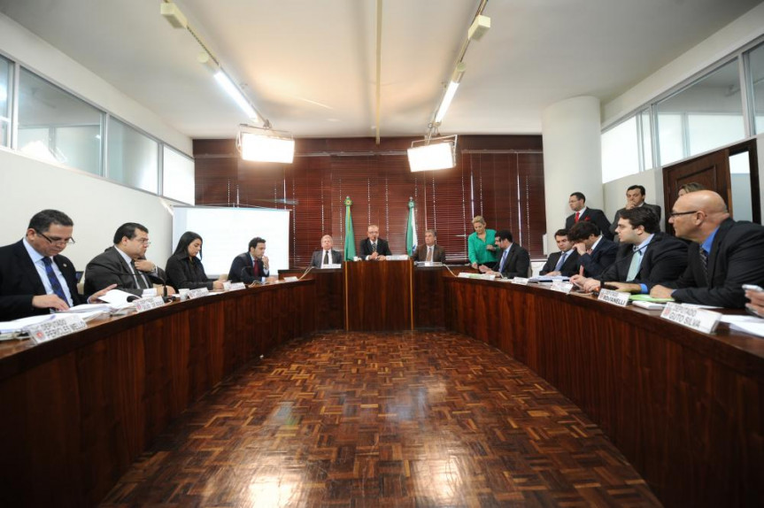 Renato Follador debate na CCJ projeto que altera o plano de custeio da PARANAPREVIDÊNCIA