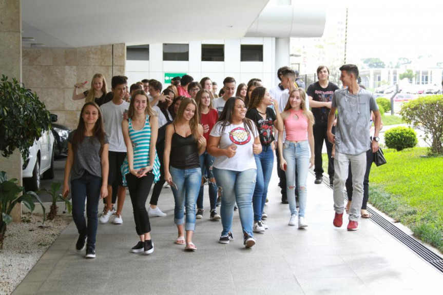 Alunos do Colégio Estadual Sagrada Família, da cidade de Campo Largo, chegando à Assembleia Legislativa para uma visita guiada.