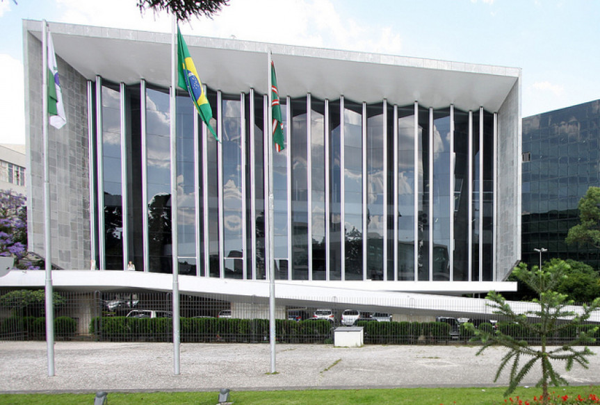 Fachada do prédio que abriga o Plenário do Legislativo paranaense.