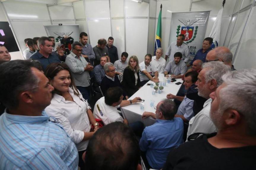 Deputados marcam presença na Expoingá e participam de reuniões com secretários de Estado e lideranças regionais.
