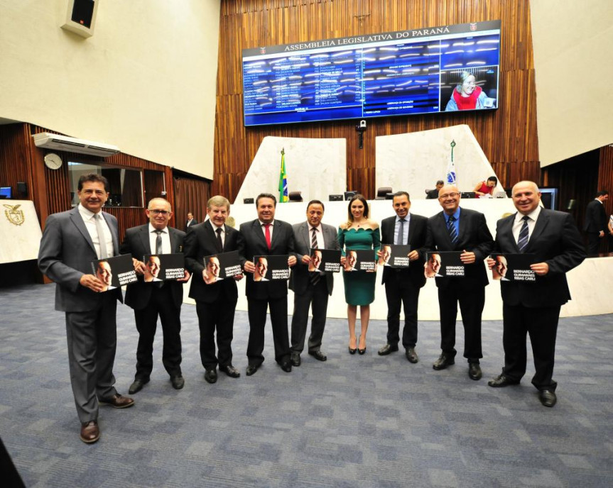 Deputados recebem o livro em homenagem ao deputado Bernardo Guimarães Ribas Carli.