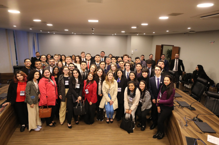 Participantes da 5ª Edição do Parlamento Universitário estão vivendo o dia-a-dia da atividade dos deputados estaduais.