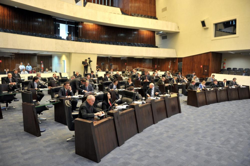 Deputados durante sessão plenária.