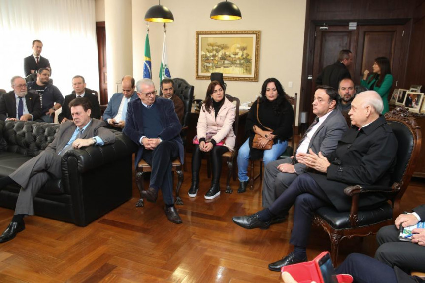 Reunião na Presidência da Assembleia Legislativa entre o presidente Traiano, deputados e representantes dos servidores estaduais.