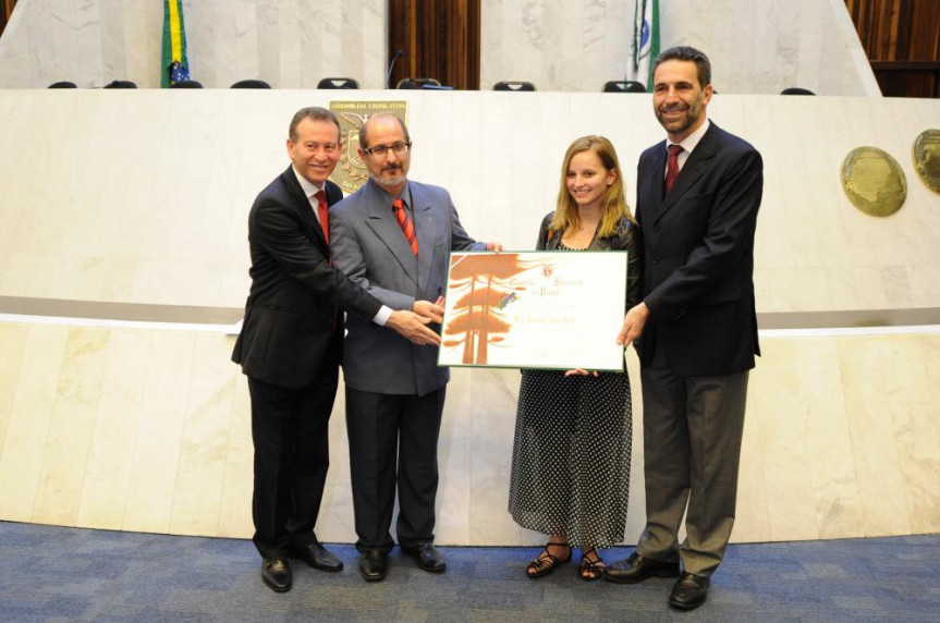 Deputado Professor Lemos, o homenageado ao lado da filha Barbara Rossi e o deputado federal Enio Verri.