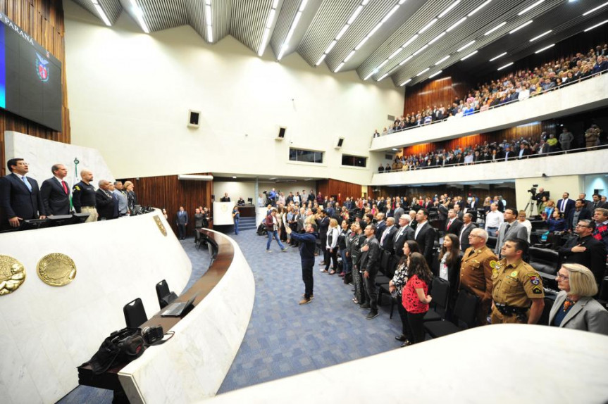 Homenagem aos trabalhadores lotou o Plenário da Assembleia.