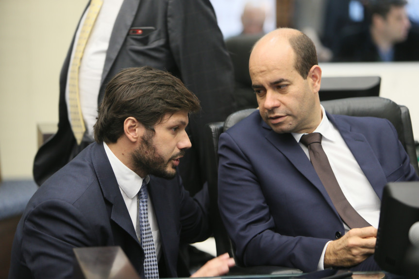 Deputados Tiago Amaral (PSB) e Evandro Araújo (PSC), relator e presidente da Comissão de Orçamento da Assembleia Legislativa do Paraná.