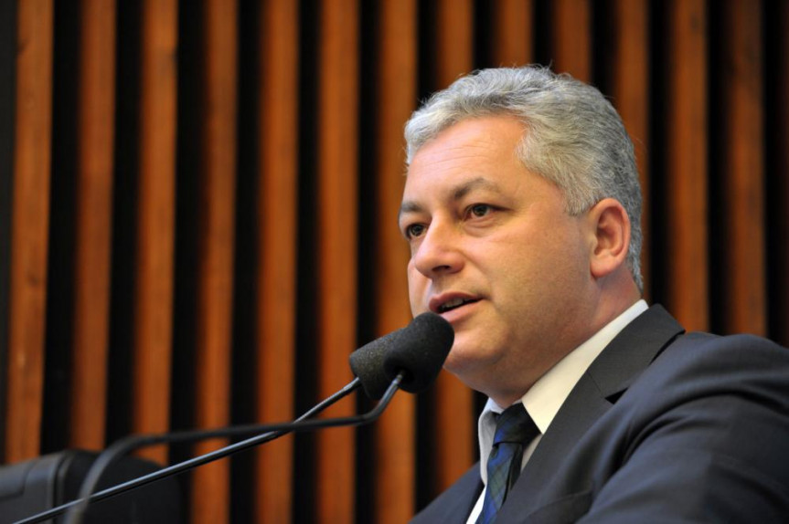 Deputado Douglas Fabrício durante seu pronunciamento.