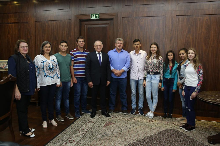 Presidente da Alep, Ademar Traiano (PSDB), recebe a visita de alunos do Colégio Bom Jesus, de Bom Jesus do Sul.